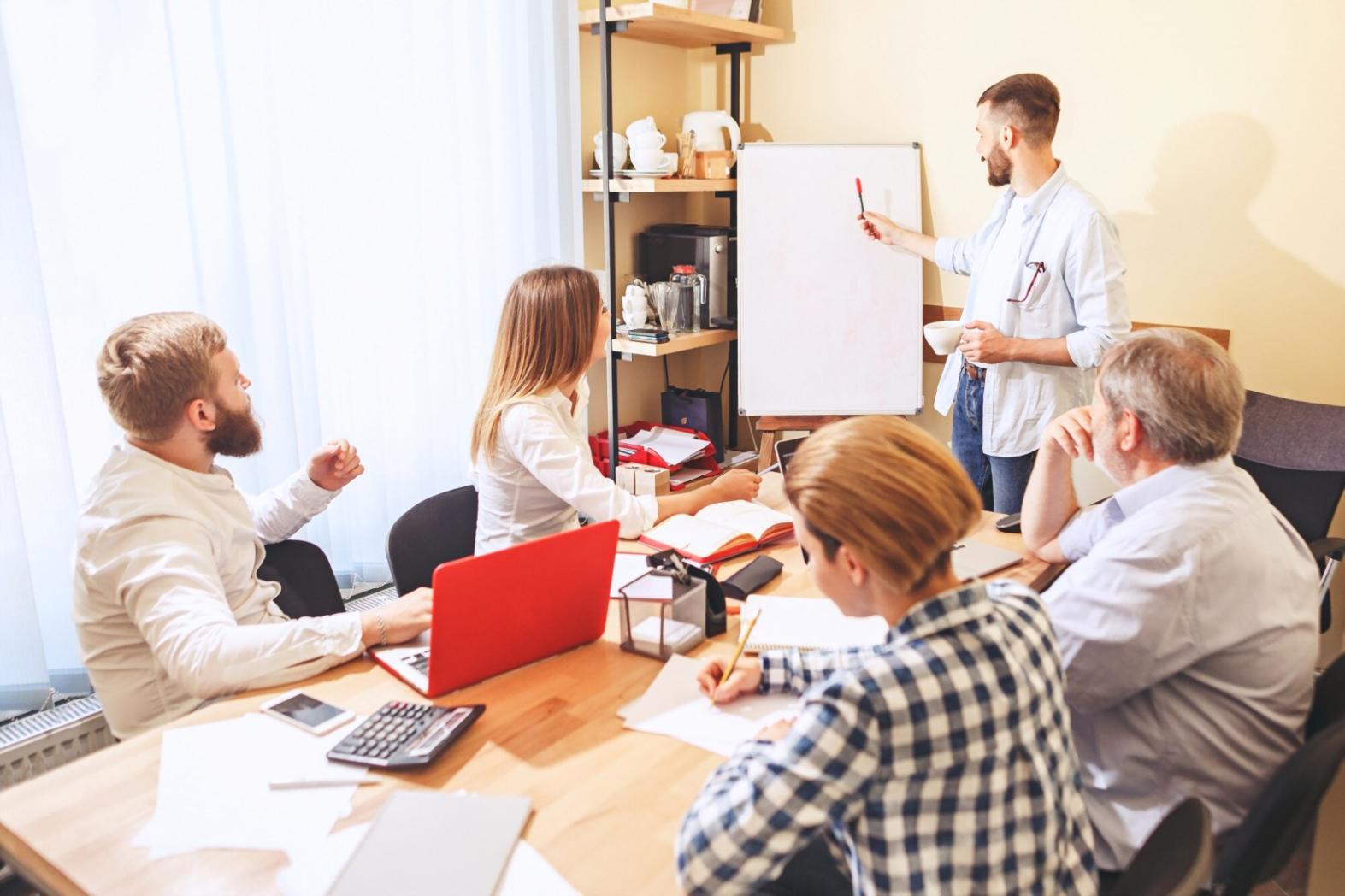 Formation en gestion budgétaire - Espace de travail moderne avec outils financiers